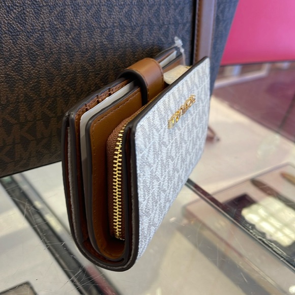 MICHAEL KORS
Medium Signature Logo Wallet
Vanilla
NWT - Picture 4 of 16